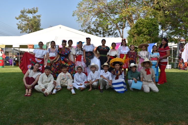 Grupo escolar con vestimenta tradicional durante ExpoMéxico 2026.