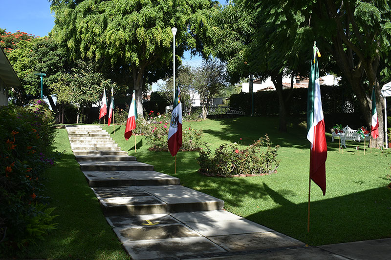 Jardines y acceso al Centro Educativo Cocoyoc